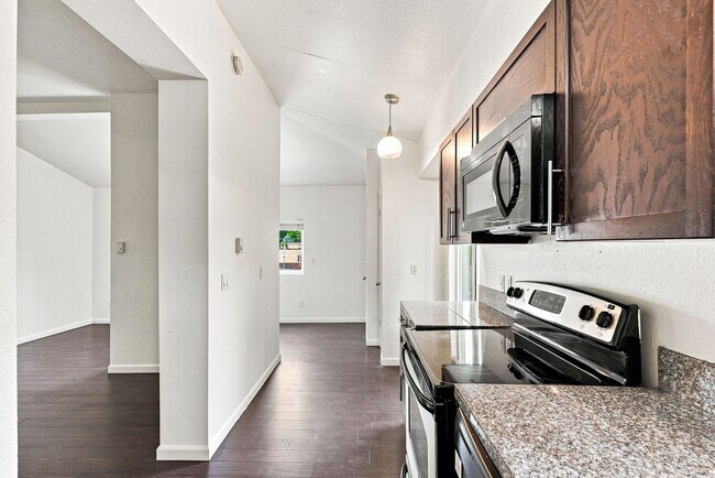 Building Photo - 2 Bed, 1 bath Available!