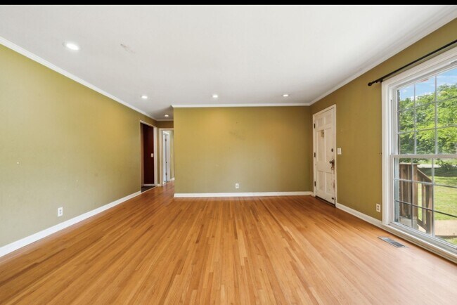 Building Photo - Very large 4 bedroom ranch in Donelson, TN...