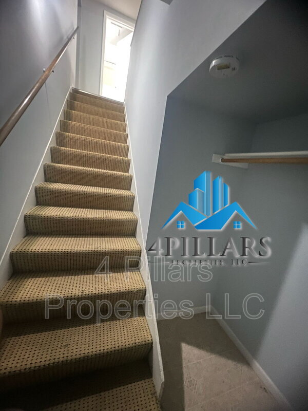 Building Photo - 162 W Commercial Ave