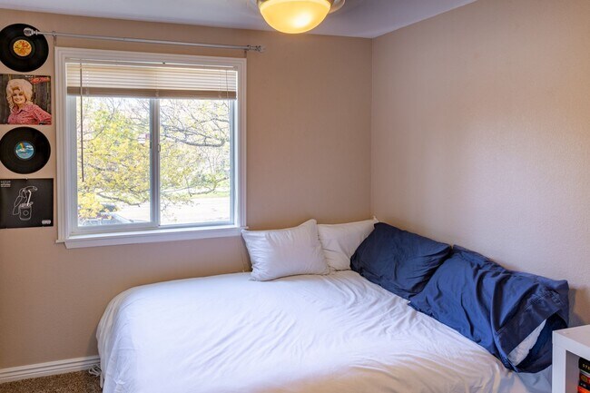 Building Photo - Updated Boise Ave. Townhome in great location!