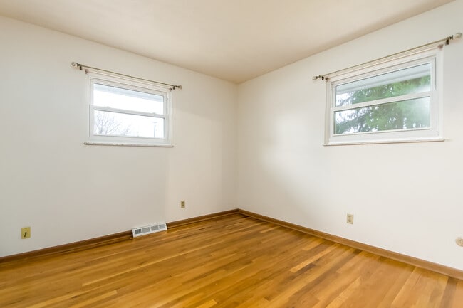 Building Photo - 5046 Heathmoor Dr