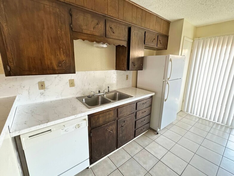 Building Photo - 2206 Silverway Dr