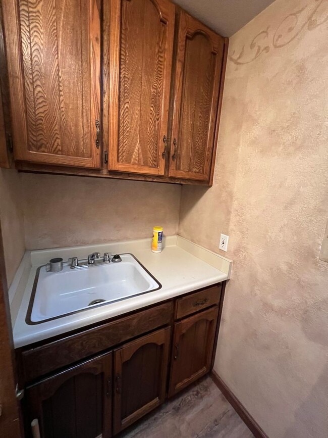 Building Photo - FURNISHED 3 BEDROOM HOME IN TOWN WITH POOL ACCESS!