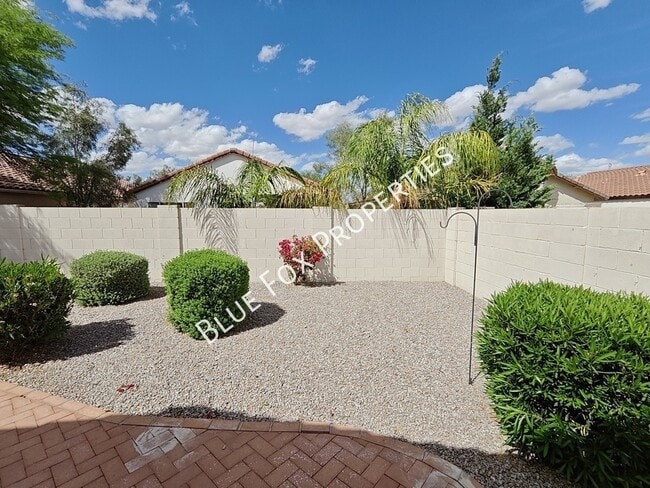 Building Photo - 7862 W Sacramento Hill Dr