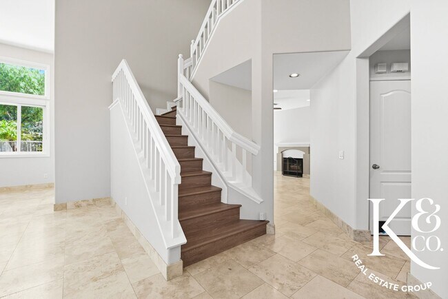 Building Photo - Magnificent 5 Bedroom Home in Desirable Oa...