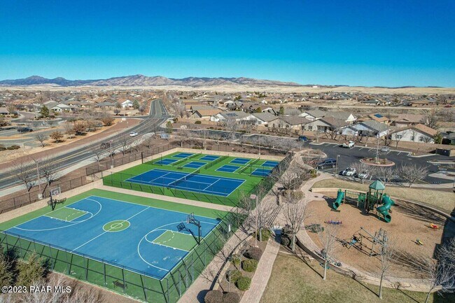 Building Photo - 926 N Gomez St