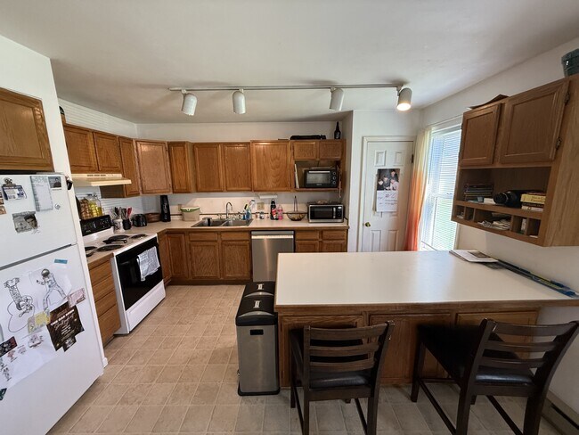 Building Photo - 160 Westview Ln