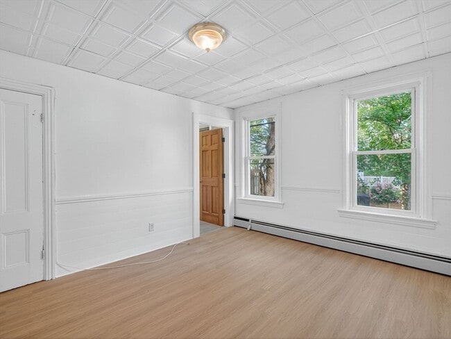 Building Photo - 404 E 7th St
