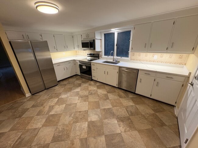 Building Photo - 12 Fieldstone Dr