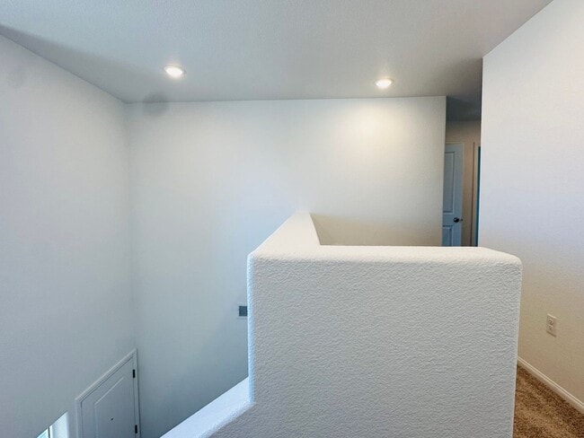 Building Photo - Charming Newer 3 bedroom House