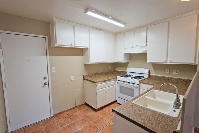 Building Photo - SW- condo 2bed-1 bath attached 1 car garage