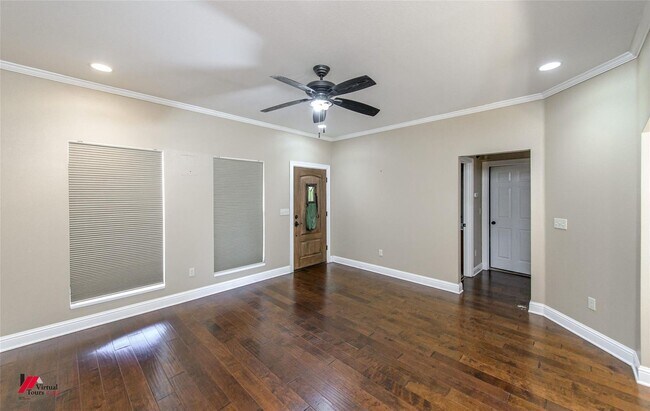 Building Photo - Villaggio Townhouse