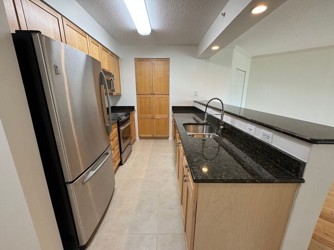 Building Photo - Sun-filled 1 Bed 1 Bath Condo With Private...