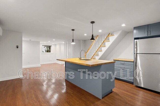 Building Photo - 1745 1st St NW