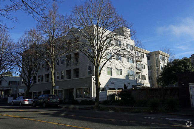 Building Photo - Cali Apartments in West Seattle!