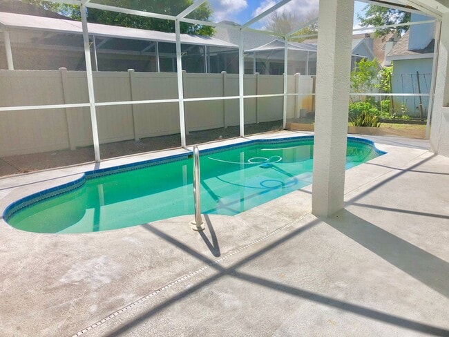 Building Photo - Stunning 3BD/2BTH Pool Home in Tarpon Spri...