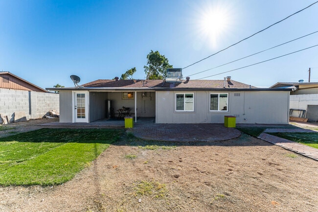 Building Photo - 2614 W Greenway Rd