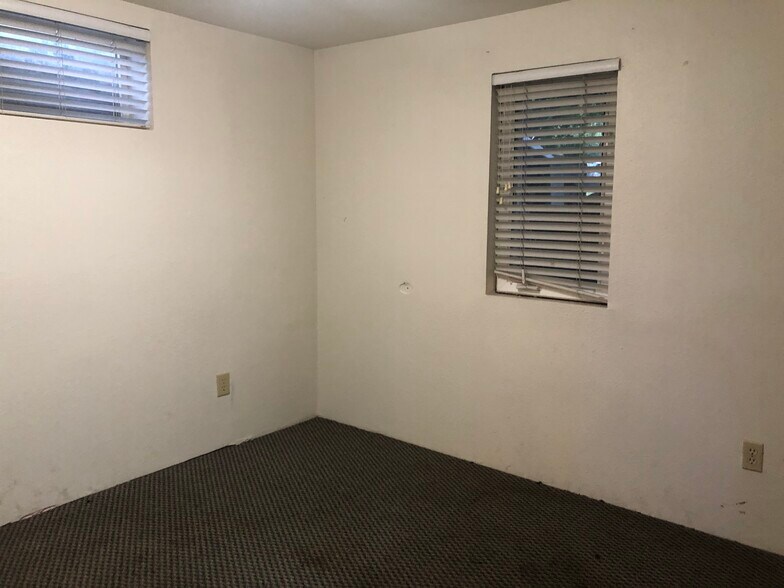 Building Photo - 603 NE Campus St