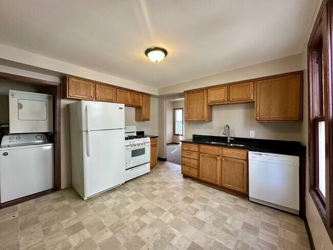 Building Photo - Beautiful 5 Bedroom House in St.Paul!