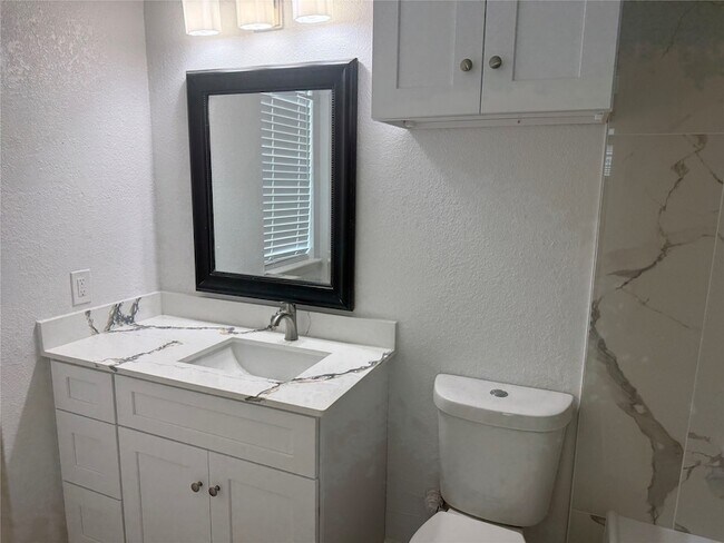 Building Photo - 6525 Renwick Dr