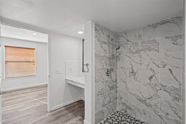 Building Photo - 8100 Seawall Blvd