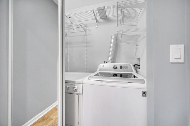 Building Photo - 2257 W Fullerton Ave