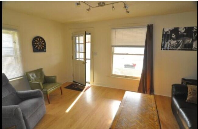 Building Photo - 917 Wall St