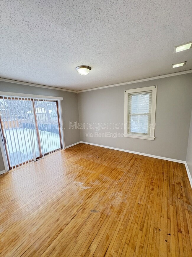 Building Photo - 3546 N Vincent Ave