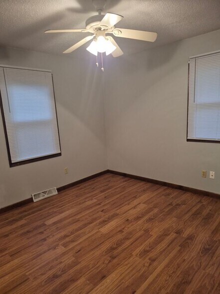 Building Photo - 1205 Parkview Dr