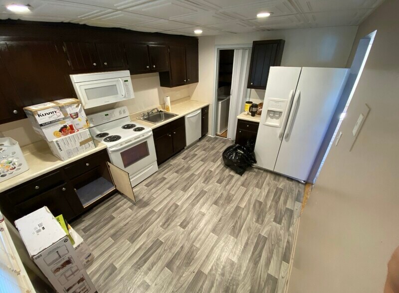Building Photo - 570 Jamestown Ct