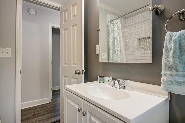 Building Photo - House 3 bed, 2 bath