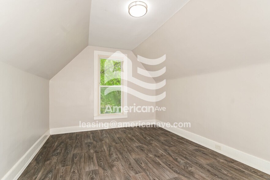 Building Photo - 8912 Huiskamp Ave
