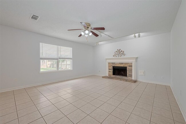 Building Photo - 3131 Double Lake Dr