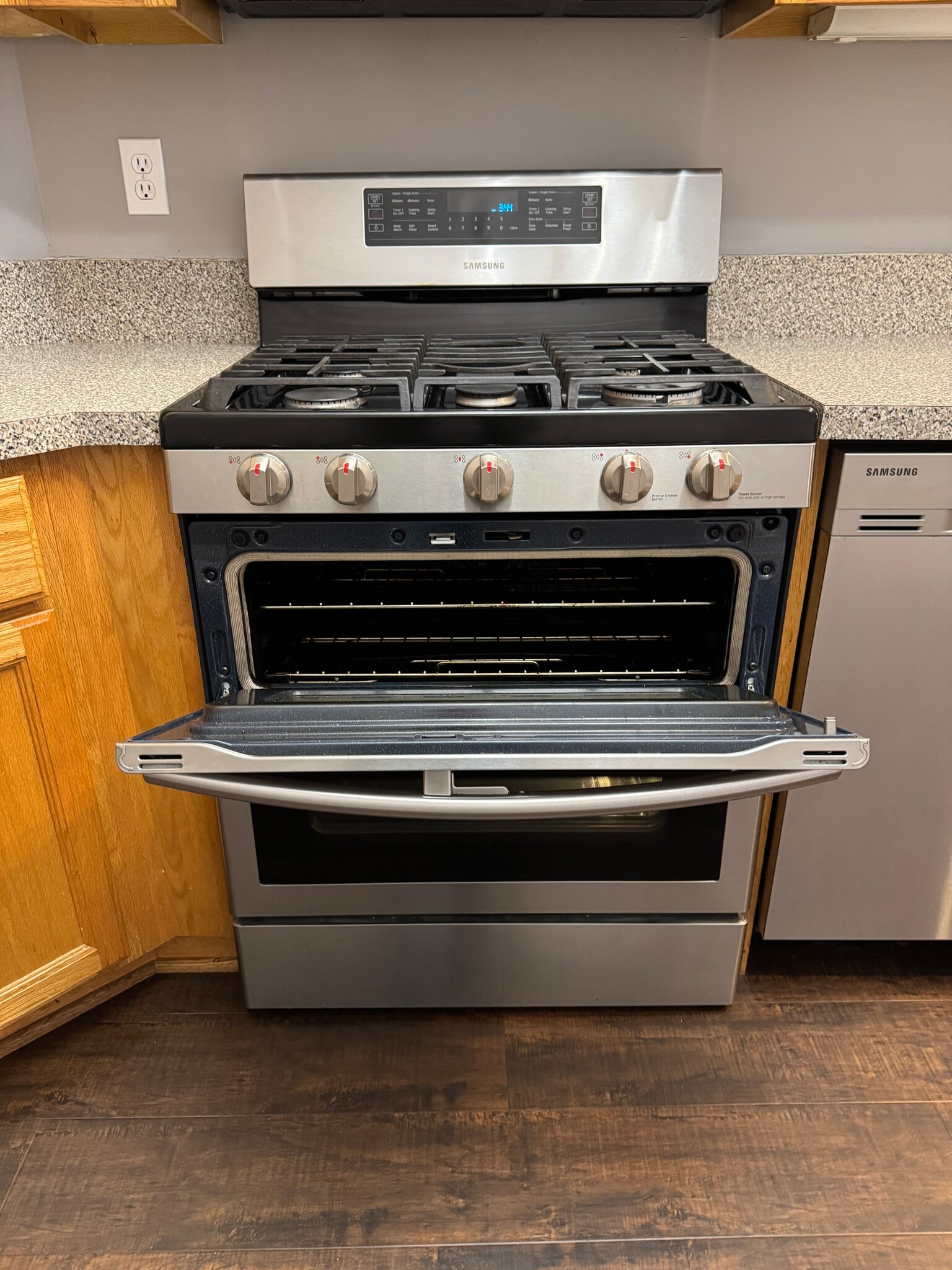 Kitchen - 304 Queen Victoria Way