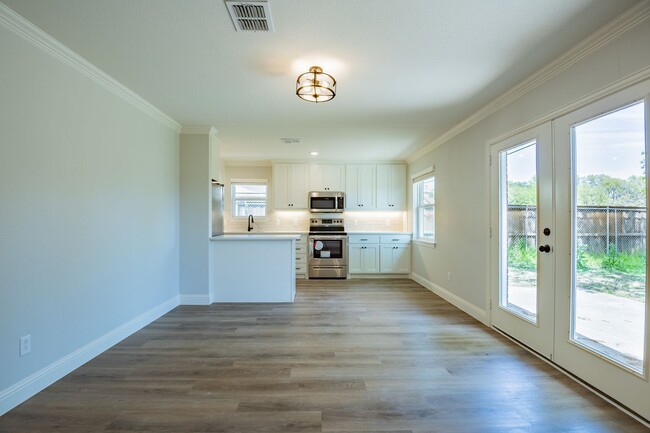 Building Photo - AVAILABLE NOW! GORGEOUS 4 BEDROOM HOME LOC...