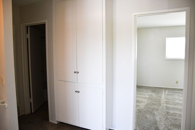 Building Photo - 522 E Collins Ave