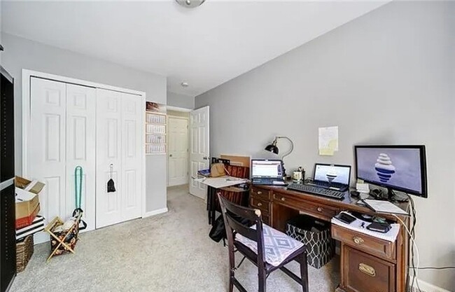 Building Photo - Townhome