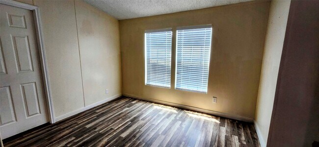 Building Photo - 2555 Lee Turner Rd