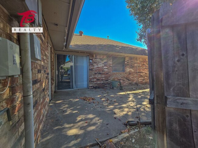 Building Photo - Spacious 3 bedroom, 2 bath single-family home in the desirable Lyrewood/Woodlake area of northwes...