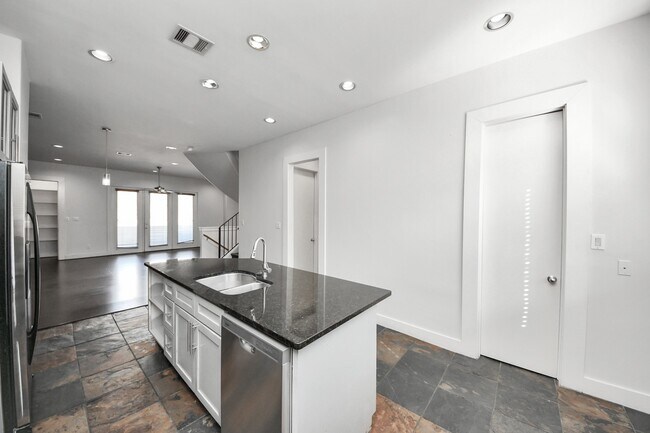 Building Photo - 2911 Chartres St