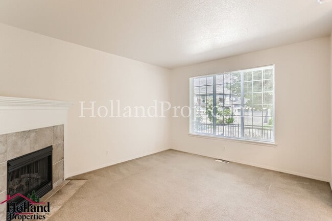 Building Photo - Spacious 3-Bedroom Home with High Ceilings...