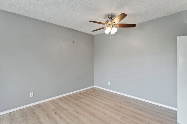 Building Photo - 2 bed / 1 bath - Whispering Pines Condo