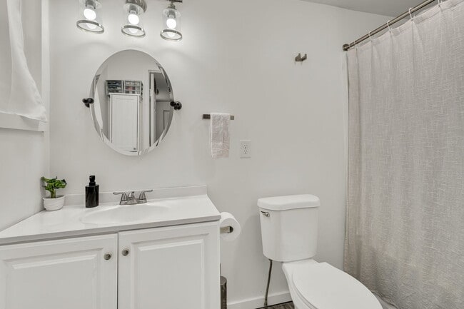 Building Photo - Charming Cottage with Modern Upgrades in Hanahan