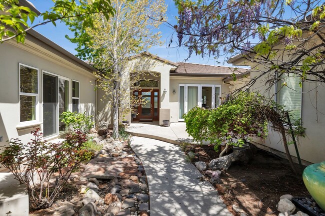 Building Photo - Upper Manzanita Home With City View