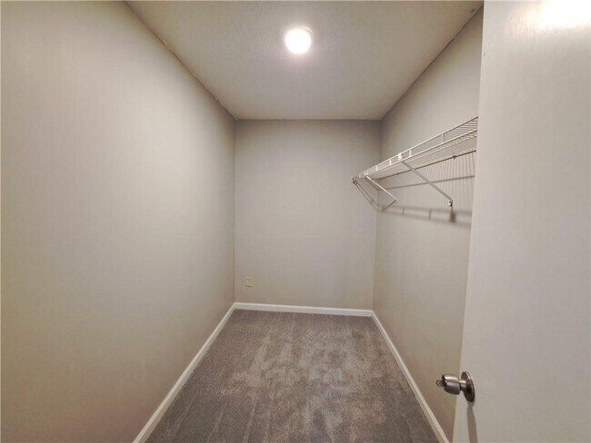 Building Photo - 844 Chandler Dr SW