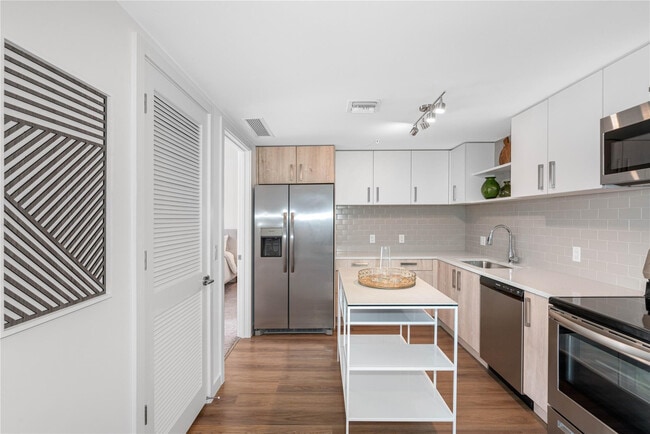 Building Photo - 200 NE 1st Ave