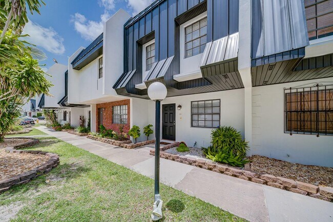 Building Photo - 5555 Ludlam Rd