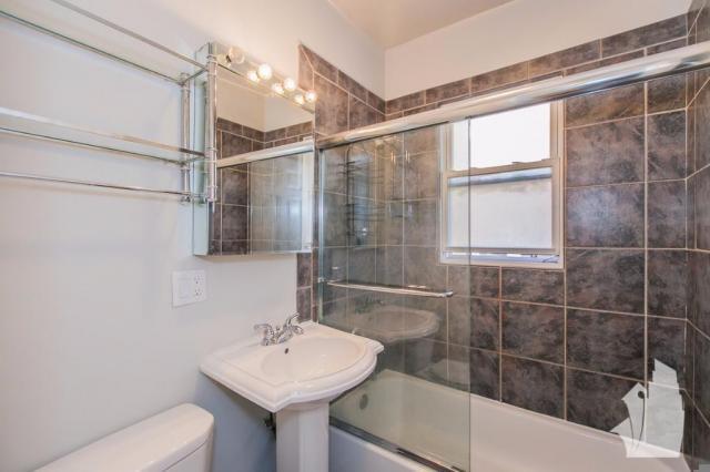 Building Photo - 1 bedroom in Chicago IL 60657