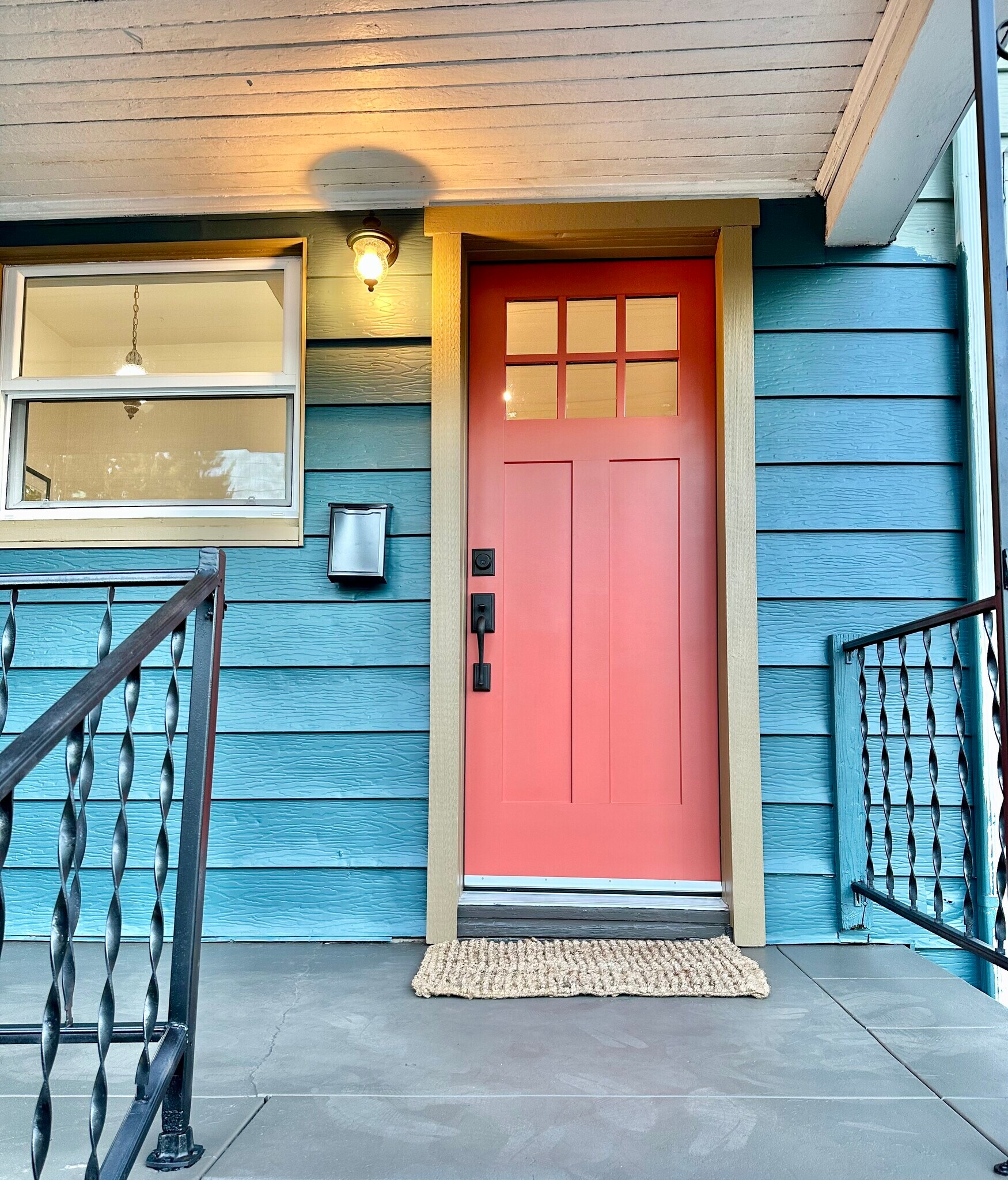 Building Photo - 729 NE Shaver St