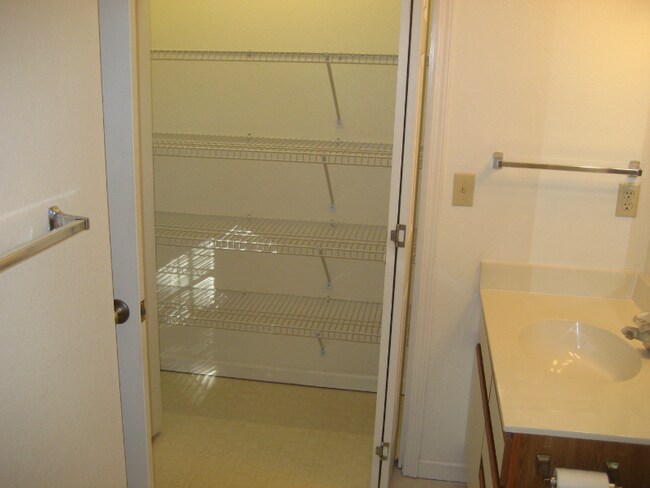 Building Photo - 612 Higate Rd
